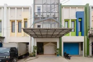 RedDoorz @ Taman Royal Tangerang - 卡拉瓦奇