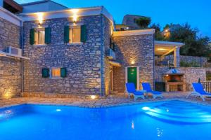 Villa Regina: Above Agni, superb views and pool