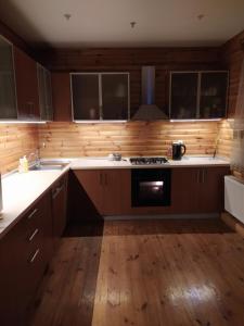 Затишна садиба з озером біля лісу