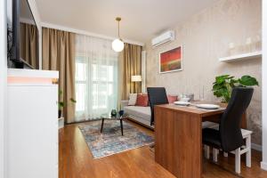 Royal City Center Mennica Residence by Noclegi Renters