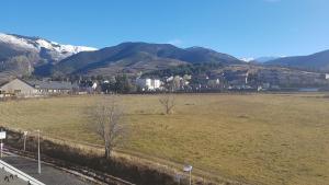 Loft mansardé du train jaune avec vue sur les montagnes