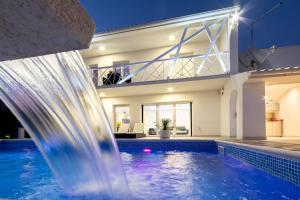 Villa Capitano 3 bedrooms w ensuite bathroom and heated pool