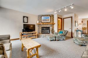 Pinecreek #F - 3 BR - Close to Town - Shuttle to Slopes - Pool and Hot Tub Access