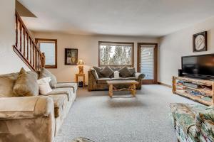 Pinecreek #F - 3 BR - Close to Town - Shuttle to Slopes - Pool and Hot Tub Access