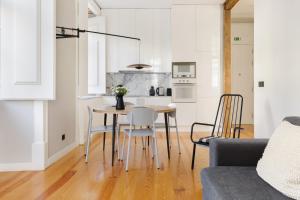 Update Urban Chic Flat in 19th Century Building 2 Bedrooms & 2 Bathrooms & AC Central Alfama District