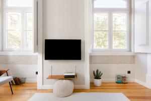 Update Urban Chic Flat in 19th Century Building 2 Bedrooms & 2 Bathrooms & AC Central Alfama District