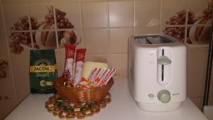 Комфортная 2-комнатная Новопречистенская 1, Три раздельных двуспальных места