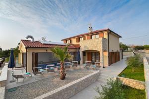 Villa Muskatel KRK -with heated covered pool