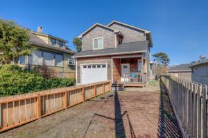 By The Sea-Seaside - Meredith Lodging