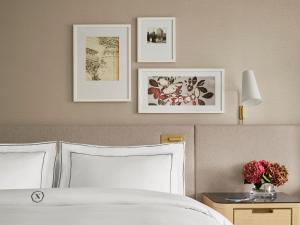 Standard King Room room in The Newbury Boston