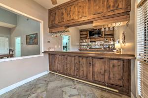 Starkvegas Clubhouse about 2 Mi to MSU Campus!