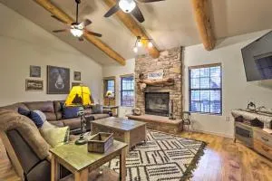 Pinetop Escape Charming Mountain Condo with Balcony - Overgaard