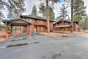 Furnished Balcony with Fire Pit Pinetop Mtn Escape!