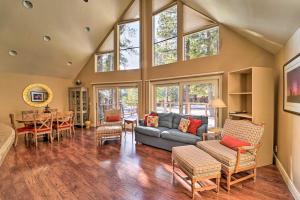 4 Mi to Dtwn Truckee: Tahoe Donner Home w Hot Tub
