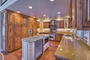 4 Mi to Dtwn Truckee: Tahoe Donner Home w Hot Tub