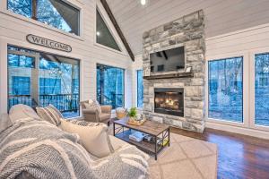 Modern Cabin with Hot Tub 1 Mi from Hochatown! - 4hvězdičkové hotely ve městě Broken Bow