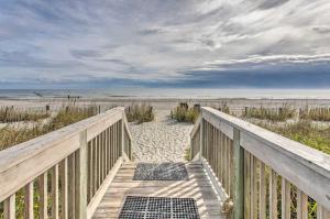 Apartment room in Landmark Resort Condo with Oceanfront Lanai!