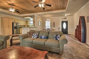 Lakefront Home: Marina & Sports Court Access!