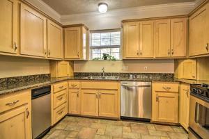 Lakefront Home: Marina & Sports Court Access!
