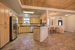 Lakefront Home: Marina & Sports Court Access!