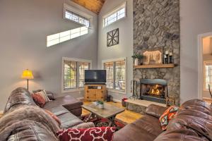 Spacious Wintergreen Resort Home with Hot Tub!
