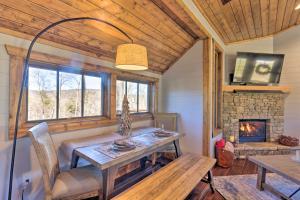 Pet-Friendly Cabin with Mtn Views in Chinquapin!