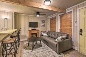Apartment room in Cozy Ski Escape Walk to Angel Fire Resort!