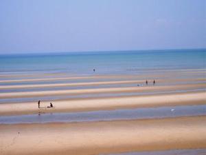 Holiday Home room in 438 Centrally Located 10-Min Walk to the Beach Deck Area with Furniture Central AC Dog Friendly
