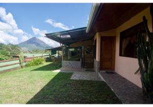 Cabinas Los Tucanes Private Room #4 with Volcano view