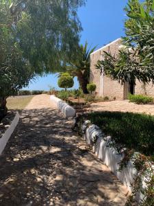 Comme un hameau de charme dominant lOcéan