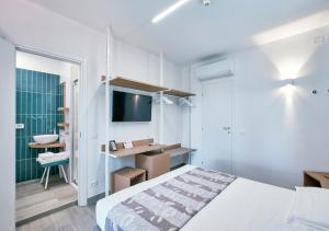 Superior Double Room with Balcony room in Hotel Storyville