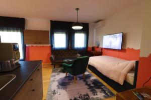 Room Emma,between bus and train station,Netflix,speed Wi-Fi