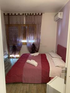 Zimmer mit Kingsize-Bett und Balkon