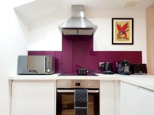 Cosy & Bright 2 Bedroom Apartment in Newbury Town Centre - SLEEPS 7