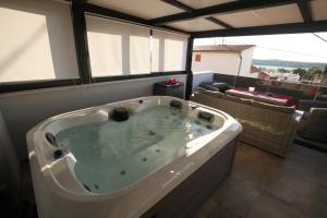 Luxurious seaview apartment