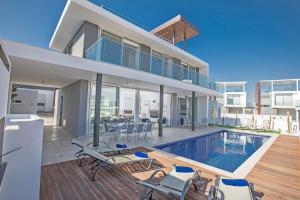 Four-Bedroom Villa with Private Pool room in Villa Naya