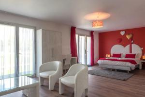 Maisons de vacances Hotel Domaine des Pierres Dorees : Suite 1 Chambre - Non remboursable