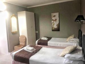 Twin Room room in Kensington Hotel