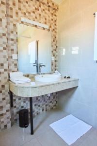 FLY INN Madagascar HOTEL - Navette GRATUITE H24 - à 300m de lAéroport International Ivato-Antananarivo