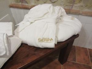 Zimmer mit Kingsize-Bett und Gartenblick.