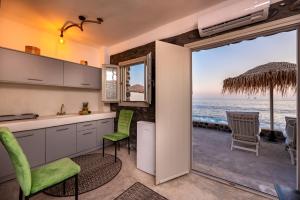 BLACK BAY CAVES SUITES