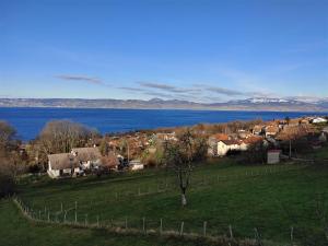 Chalets Chalet paisible dans la nature avec belle vue sur le lac Leman : photos des chambres