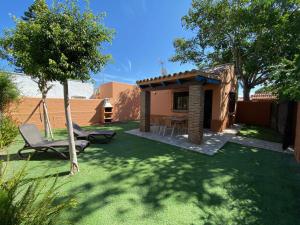 Casita con jardín privado y piscina compartida