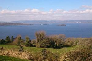 Log cabin on the lake - Sleeps 4 & jacuzzi