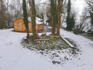 Log cabin on the lake - Sleeps 4 & jacuzzi