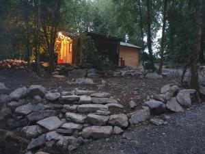 Log cabin on the lake - Sleeps 4 & jacuzzi