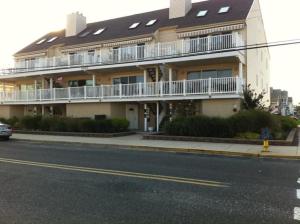 Three-Bedroom Condo room in NW1500 Ocean Ave-2