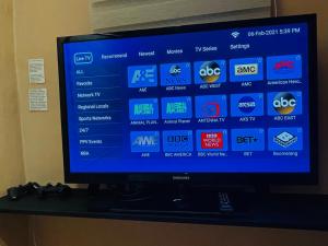 Staycation NETFLIX WIFI THOUSAND CABLE CHANNELS GAMES AND BOARD GAMES FIBER NET COZY COMFY STAY RELAX