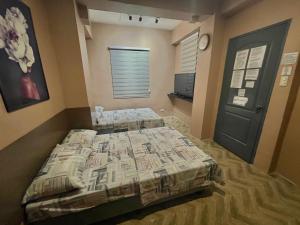 Staycation NETFLIX WIFI THOUSAND CABLE CHANNELS GAMES AND BOARD GAMES FIBER NET COZY COMFY STAY RELAX