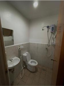 Staycation NETFLIX WIFI THOUSAND CABLE CHANNELS GAMES AND BOARD GAMES FIBER NET COZY COMFY STAY RELAX